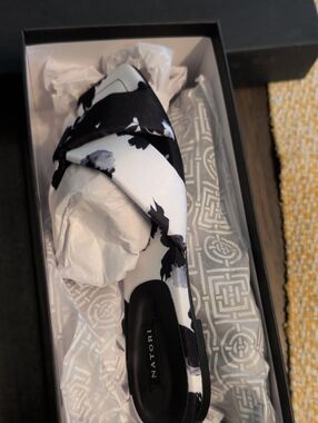 Natori Black & White Floral Twist Slip-On Mule